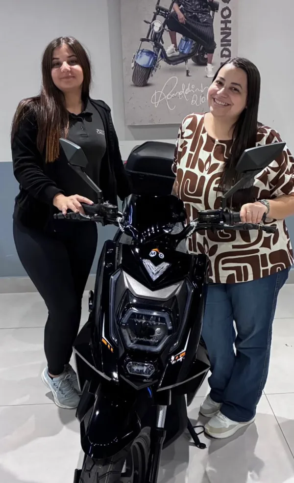 Cliente da MotoChefe Piracicaba com a moto elétrica