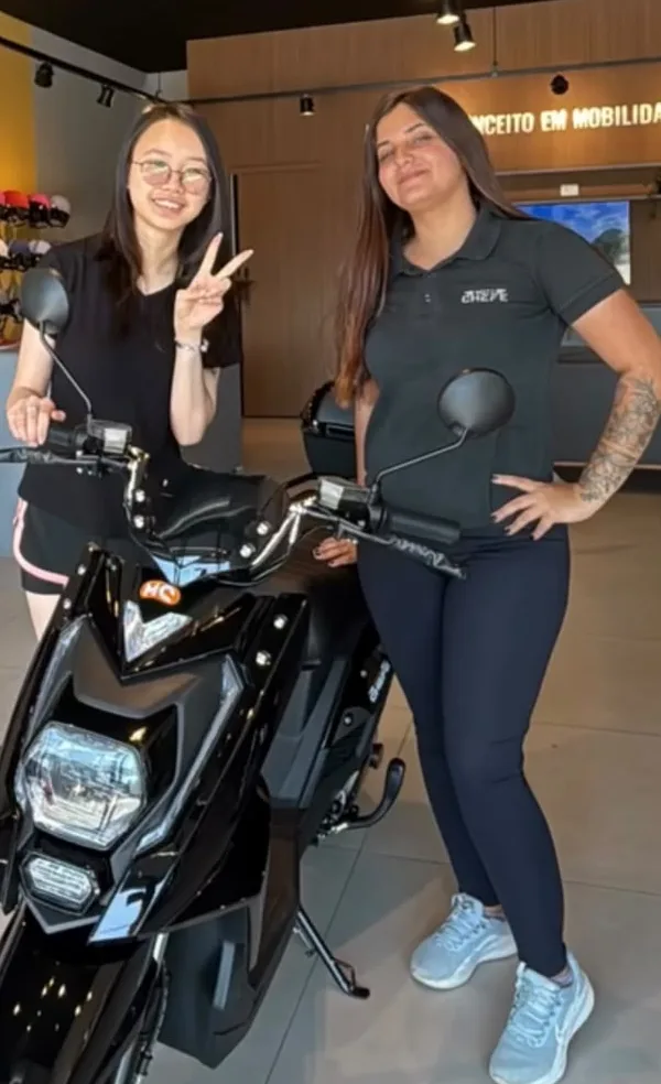 Cliente da MotoChefe Piracicaba com a moto elétrica