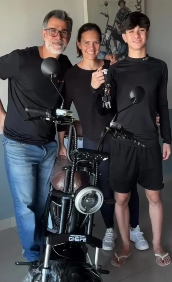 Cliente da MotoChefe Piracicaba com a moto elétrica