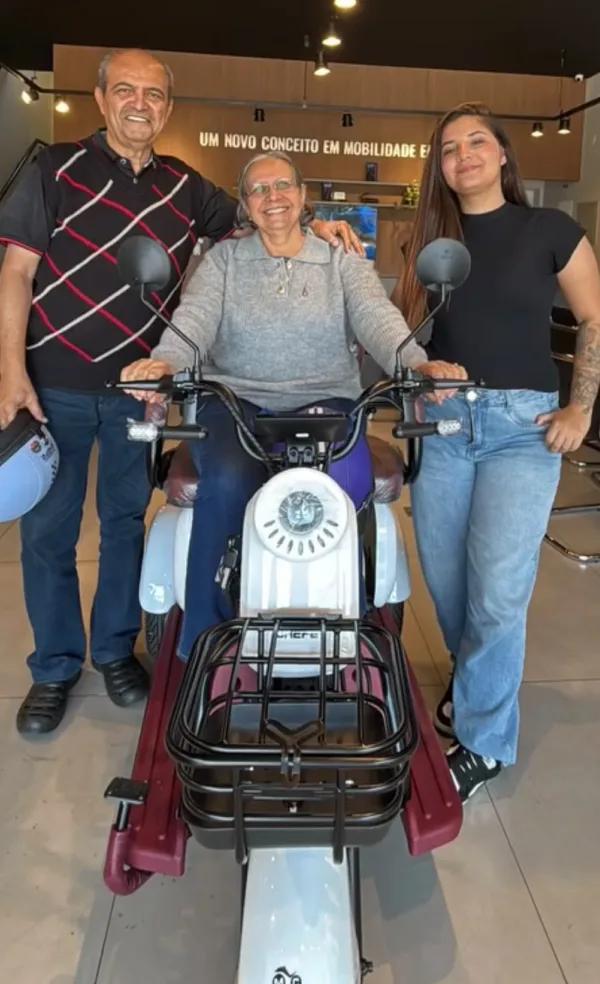 Cliente da MotoChefe Piracicaba com a moto elétrica