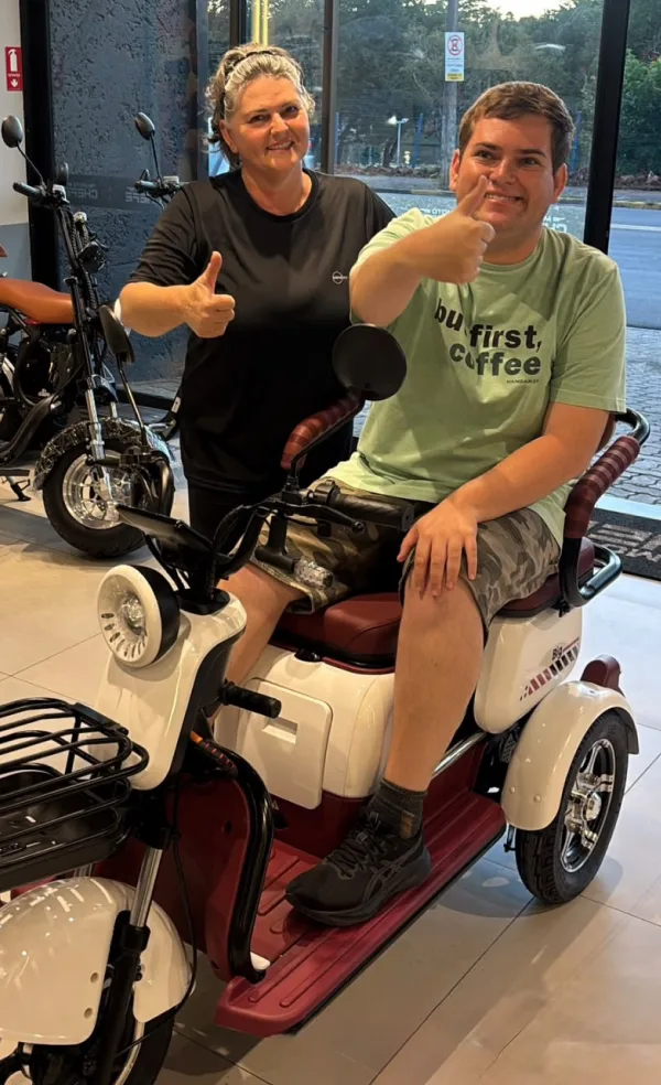 Cliente da MotoChefe Piracicaba com a moto elétrica