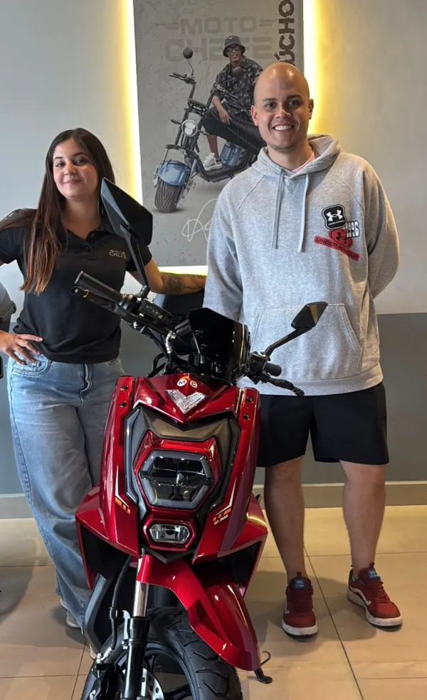 Cliente da MotoChefe Piracicaba com a moto elétrica
