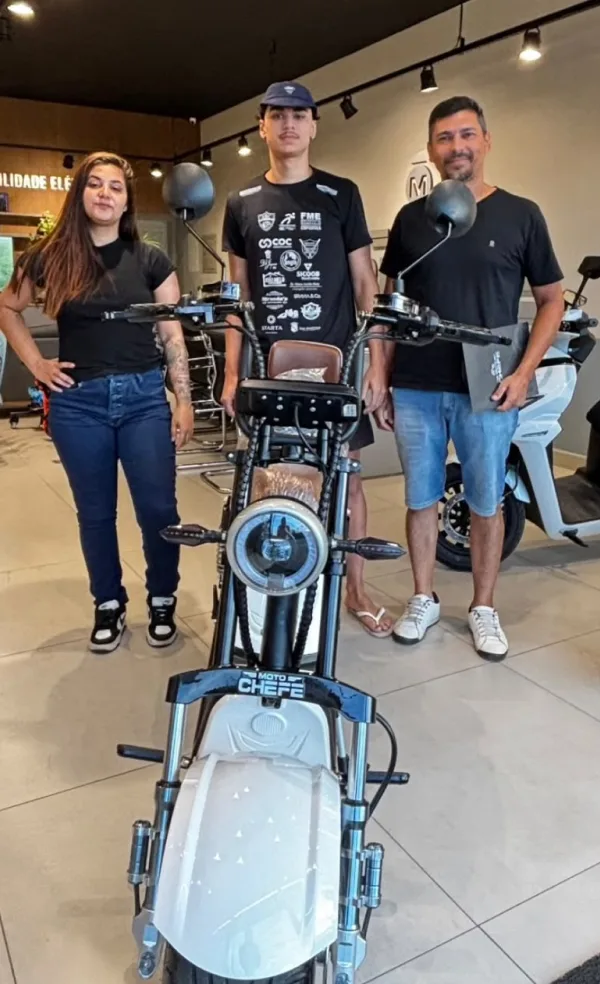 Cliente da MotoChefe Piracicaba com a moto elétrica