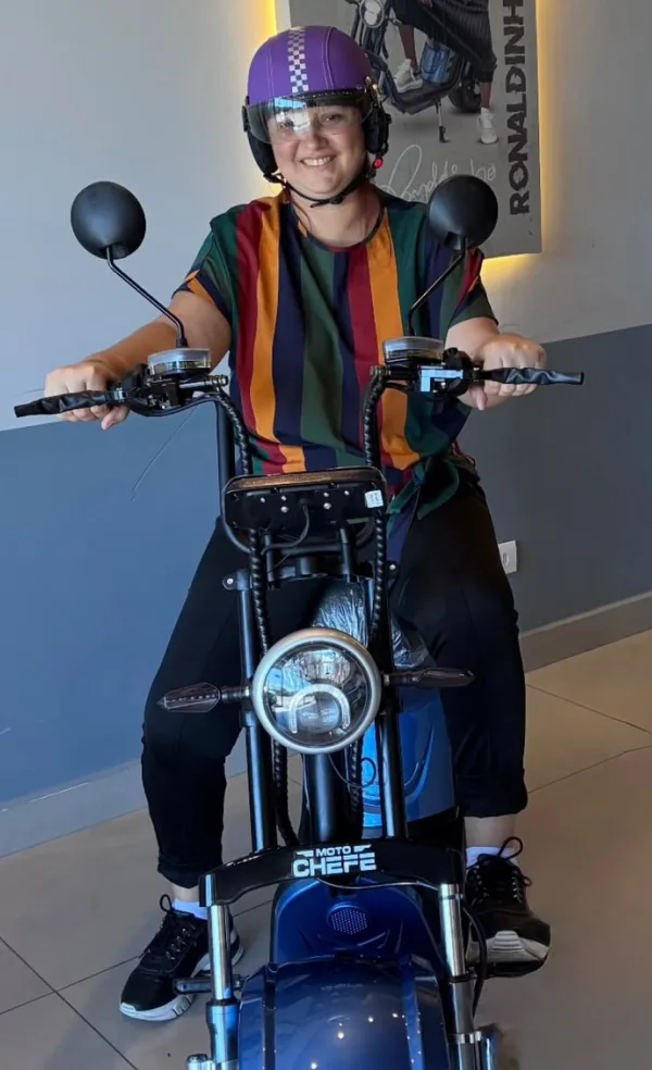 Cliente da MotoChefe Piracicaba com a moto elétrica