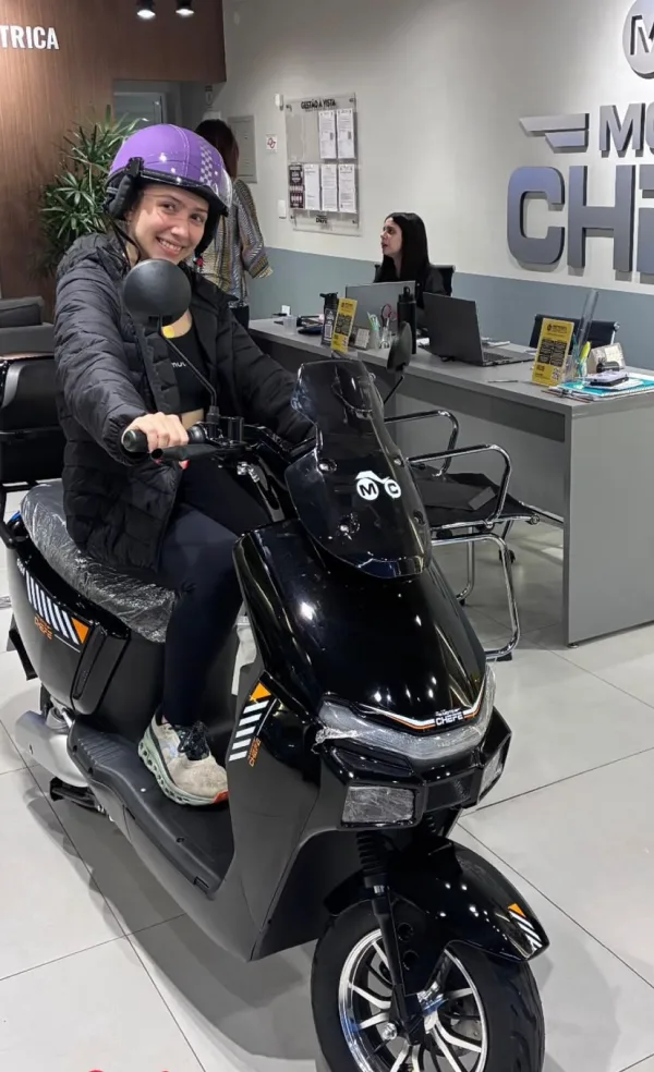 Cliente da MotoChefe Piracicaba com a moto elétrica