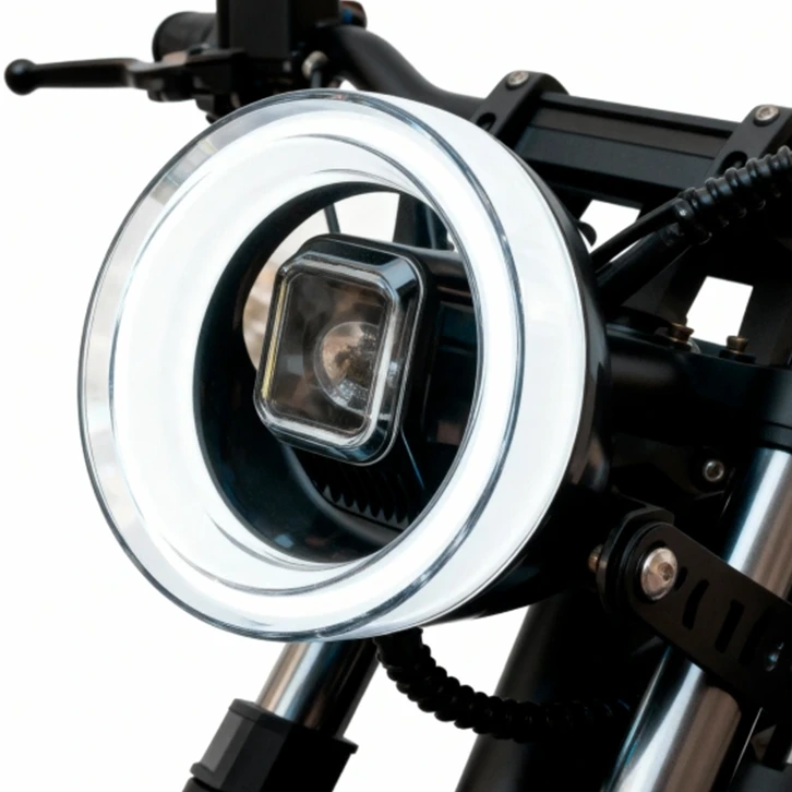 Farol LED com assinatura circular garante ampla iluminação e presença visual — segurança e estilo quando o sol baixa.