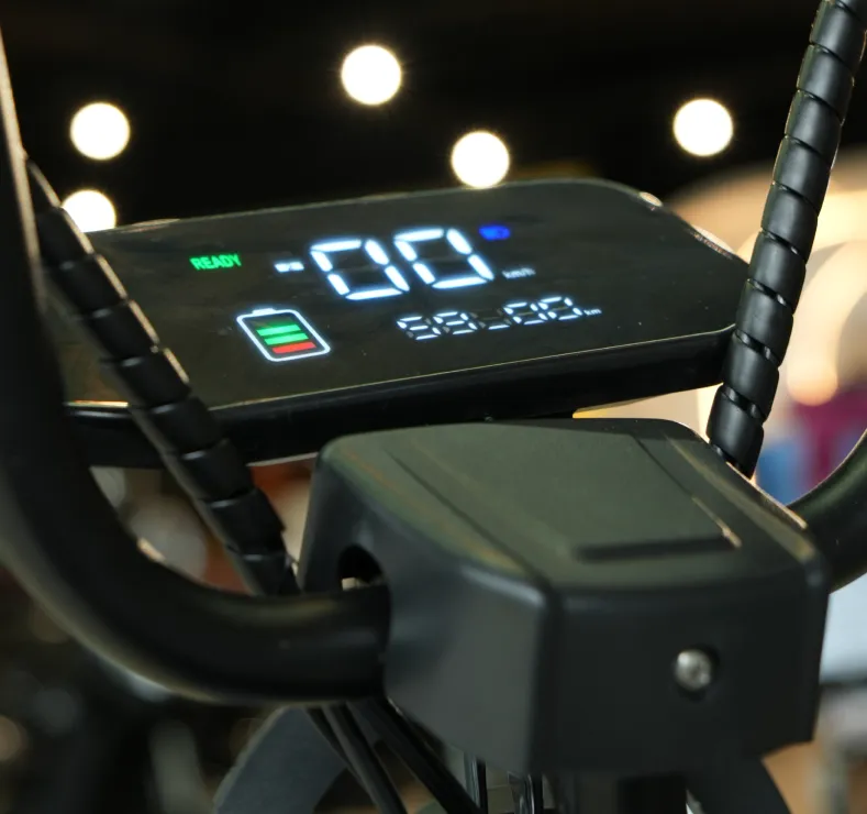 O painel totalmente digital em LED oferece leitura rápida e clara de velocidade, nível de bateria e outras informações importantes. Mesmo sob sol forte ou à noite, você vê tudo com facilidade, mantendo o foco na estrada.