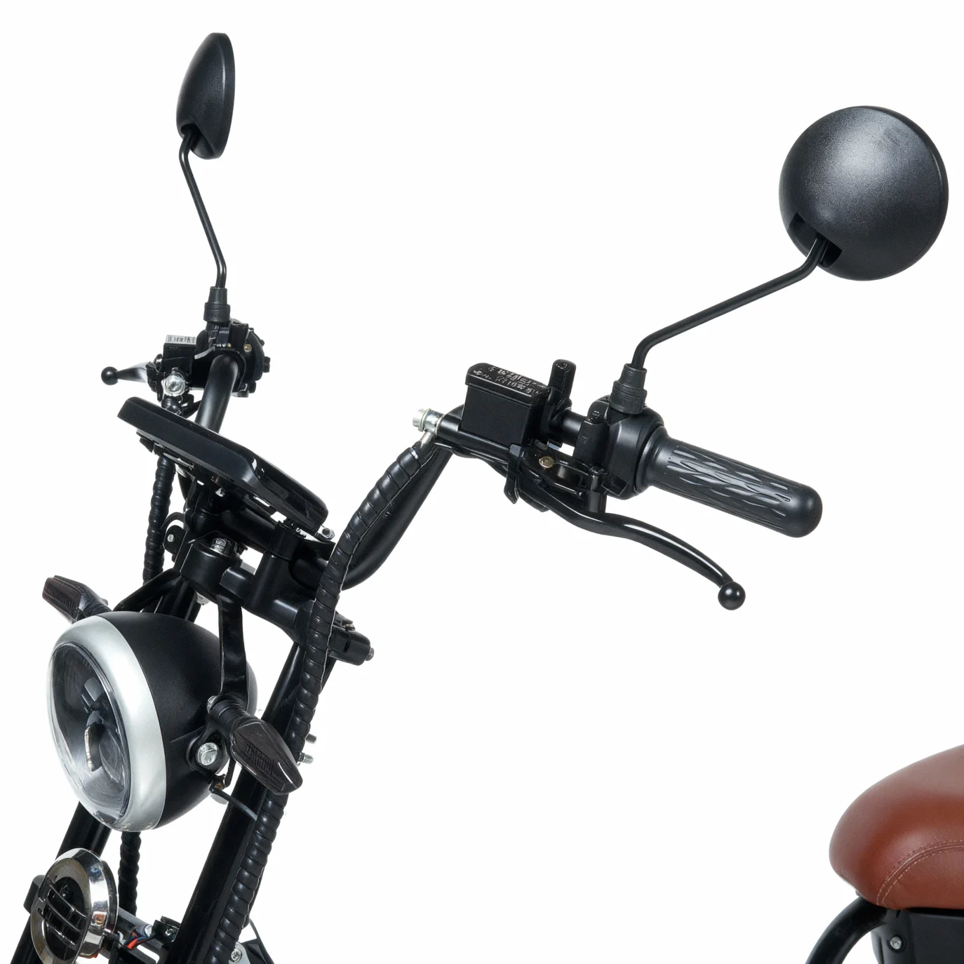 Painel digital central, comutadores ao alcance, setas em LED e ergonomia de guidão que facilita manobras — inclusive a marcha ré.