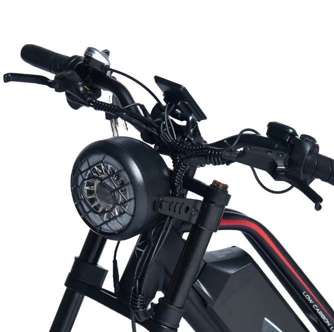 Veja e seja visto. - Farol LED de grande diâmetro com assinatura marcante e iluminação ampla. Fiação organizada e comandos ao alcance para uma pilotagem segura, dia e noite.