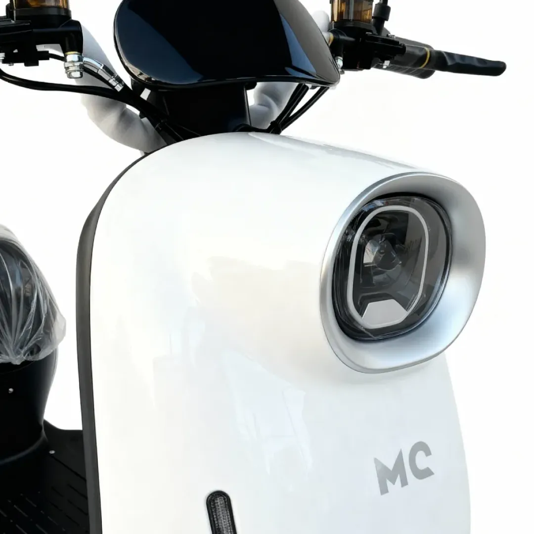 Compacta, moderna e com acabamento retrô, a MIA combina plataforma baixa para fácil subida/descida com assento amplo e encosto traseiro. Visual icônico com farol frontal circular e opções de cores que se destacam. Feita para quem quer praticidade sem abrir mão de estilo.