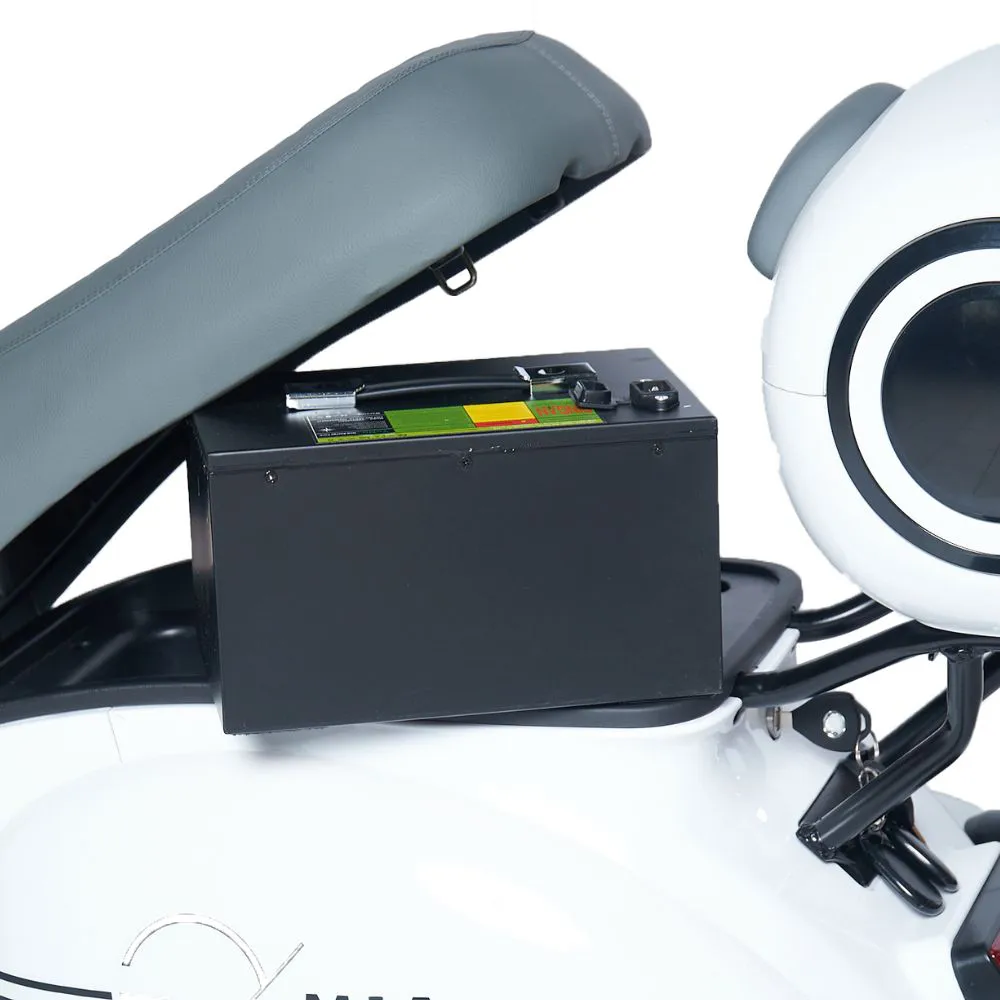 A bateria de lítio 60V 20Ah sai pelo assento e pode ser recarregada em tomadas 110/220V. É simples, seguro e ideal para quem quer recarregar no trabalho ou em casa.