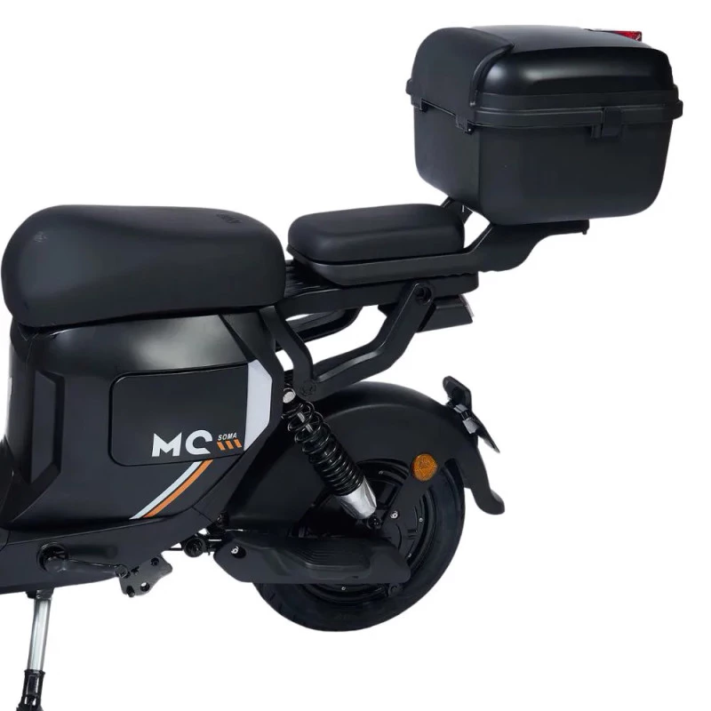 O baú de 30 litros guarda capacete leve, capa de chuva e itens do dia a dia, enquanto o assento do passageiro garante apoio extra para duas pessoas irem bem acomodadas.