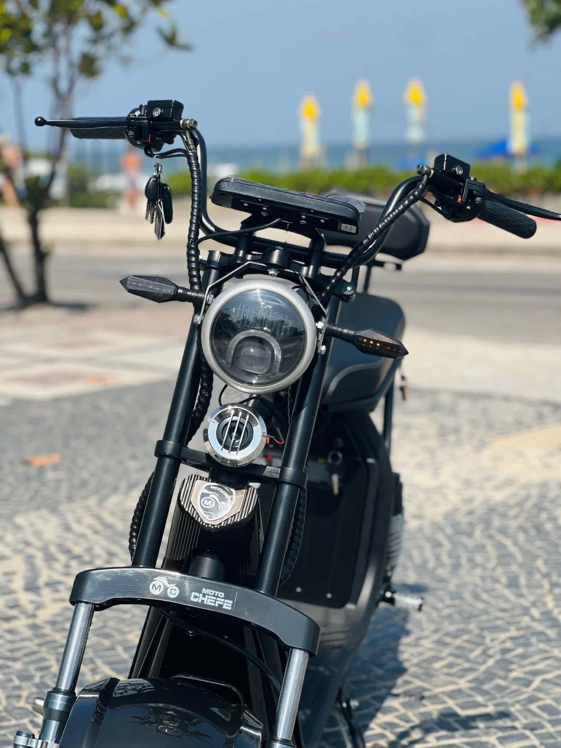 Farol LED com 3 níveis para iluminar mais à noite e economizar de dia, setas em LED e guidão alto para postura relaxada. Painel digital ao centro para leitura rápida.