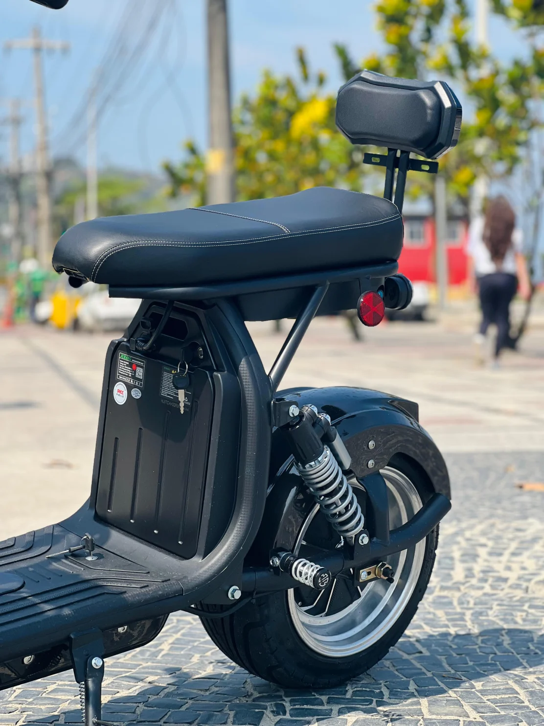 Assento amplo com encosto acolchoado e dupla suspensão traseira que filtra impactos. A roda de liga leve com freio a disco garante estabilidade e controle mesmo com até 180 kg de carga.