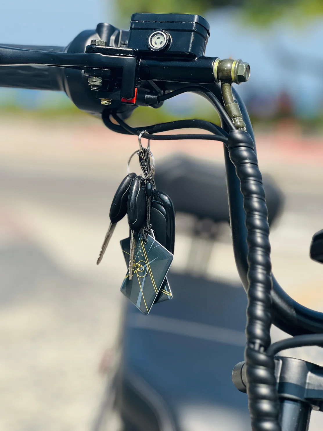 Aproxime o card para liberar a X11. Mais praticidade e segurança, com alarme e bloqueio integrados (chave física fica como backup).